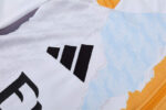 Chandal Real Madrid amarillo 2024-2025 logo