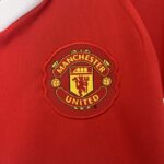 Conjunto-niño-manchester-united-primera-equipacion-retro-2010-2011-escudo