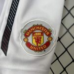 Conjunto-niño-manchester-united-primera-equipacion-retro-2010-2011-escudo-pantalon-corto