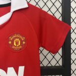 Conjunto-niño-manchester-united-primera-equipacion-retro-2010-2011-puño-izquierdo