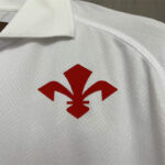 camiseta-fiorentina-segunda-equipacion-2024-2025-escudo