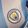 camiseta-manchester-city-primera-equipacion-2025-2026-escudo
