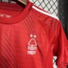 conjunto-niño-Nottingham-Forest-primera-equipacion-2024-2025-pecho