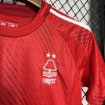 conjunto-niño-Nottingham-Forest-primera-equipacion-2024-2025-pecho