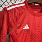 conjunto-niño-Nottingham-Forest-primera-equipacion-2024-2025-puño-derecho