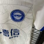 conjunto-niño-alaves-segunda-equipacion-2024-2025-escudo