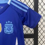 conjunto-niño-argentina-segunda-equipacion-2024-2025-puño-izquierdo