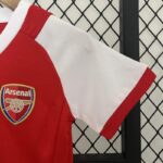 conjunto-niño-arsenal-primera-equipacion-retro-2002-2004-puño-izquierdo
