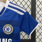 conjunto-niño-chelsea-primera-equipacion-retro-2012-puño-izquierdo