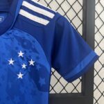 conjunto-niño-cruzeiro-primera-equipacion-2024-2025-puño-izquierdo