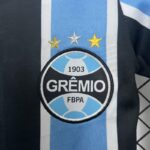 conjunto-niño-gremio-primera-equipacion-2024-2025-escudo