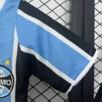 conjunto-niño-gremio-primera-equipacion-2024-2025-puño-izquierdo