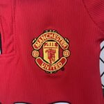 conjunto-niño-manchester-united-primera-equipacion-retro-1998-1999-escudo