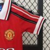 conjunto-niño-manchester-united-primera-equipacion-retro-1998-1999-puño-izquierdo