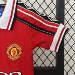 conjunto-niño-manchester-united-primera-equipacion-retro-1998-1999-puño-izquierdo