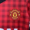 conjunto-niño-manchester-united-primera-equipacion-retro-2012-2013-escudo