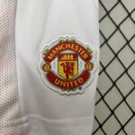 conjunto-niño-manchester-united-primera-equipacion-retro-2012-2013-escudo-pantalon-corto