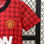 conjunto-niño-manchester-united-primera-equipacion-retro-2012-2013-puño-izquierdo