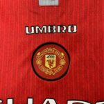 conjunto-niño-manchester-united-retro-primera-equipacion-1996-1997-escudo