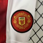 conjunto-niño-manchester-united-retro-primera-equipacion-1996-1997-escudo
