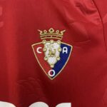 conjunto-niño-osasuna-primera-equipacion-2024-2025-escudo