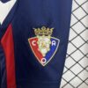 conjunto-niño-osasuna-primera-equipacion-2024-2025-escudo-pantalon