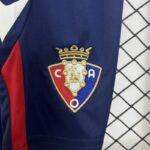 conjunto-niño-osasuna-primera-equipacion-2024-2025-escudo-pantalon