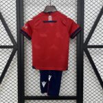 conjunto-niño-osasuna-primera-equipacion-2024-2025-parte-trasera