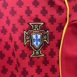 conjunto-niño-portugal-primera-equipacion-2004-escudo