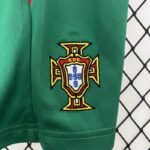 conjunto-niño-portugal-primera-equipacion-2004-escudo-pantalon