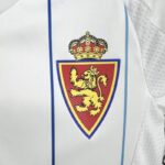 conjunto-niño-primera-equipacion-real-zaragoza-2024-2025-escudo