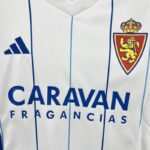 conjunto-niño-primera-equipacion-real-zaragoza-2024-2025-pecho