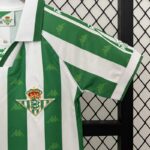 conjunto-niño-real-betis-primera-equipacion-retro-1995-1997-puño-izquierdo