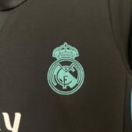 conjunto-niño-real-madrid-segunda-equipacion-retro-2017-2018-escudo