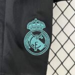 conjunto-niño-real-madrid-segunda-equipacion-retro-2017-2018-escudo-pantalon-corto