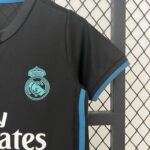 conjunto-niño-real-madrid-segunda-equipacion-retro-2017-2018-puño-izquierdo