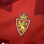 conjunto-niño-real-zaragoza-segunda-equipacion-2024-2025-escudo