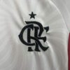 conjunto-niño-segunda-equipacion-flamengo-2024-2025-escudo
