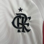 conjunto-niño-segunda-equipacion-flamengo-2024-2025-escudo