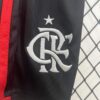 conjunto-niño-segunda-equipacion-flamengo-2024-2025-escudo-pantalon