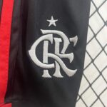 conjunto-niño-segunda-equipacion-flamengo-2024-2025-escudo-pantalon