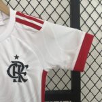 conjunto-niño-segunda-equipacion-flamengo-2024-2025-puño-izquierdo