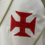 conjunto-niño-vasco-da-gama-tercera-equipacion-2024-2025-escudo