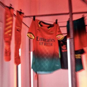 Camiseta-ac-milan-cuarta-equipacion-off-white-2024-2025-2-imagen