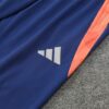 Chandal Manchester United Naranja 2024-2025 logo