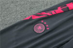 Chandal seleccion Alemania Rosa 2024-2025 escudo