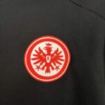 camiseta-Eintracht-Frankfurt-segunda-equipacion-2024-2025-escudo
