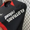 camiseta-Eintracht-Frankfurt-segunda-equipacion-2024-2025-puño