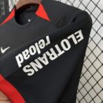 camiseta-Eintracht-Frankfurt-segunda-equipacion-2024-2025-puño