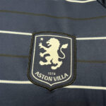 camiseta-aston-villa-tercera-equipacion-2024-2025-escudo